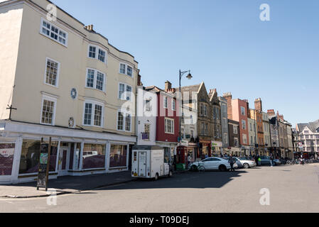 Una fila di negozi e ristoranti su Broad Street a Oxford, Oxfordshire,la Gran Bretagna Foto Stock