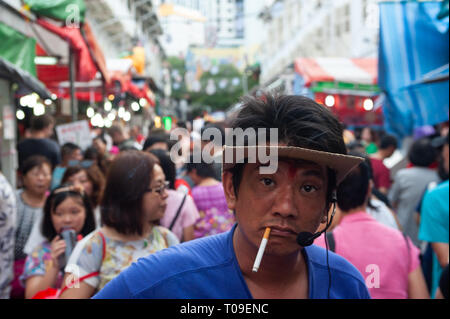 02.02.2019, Singapore, Singapore, Singapore - un uomo fuma una sigaretta in una strada del mercato di Chinatown. 0SL190202D005CAROEX.JPG [modello di rilascio: NO, PR Foto Stock