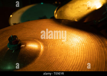 Closeup colpo di rock band drum set con cembali, il fuoco selettivo Foto Stock