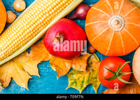 Foto in alto di foglie di autunno, zucca, , melograno, mais Foto Stock