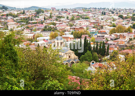 Vista di Kutaisi cityscape dalla collina della Cattedrale di Bagrati, Georgia Foto Stock