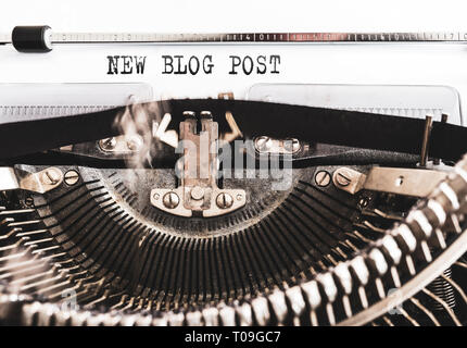 Parole New blog post scritto su una vecchia macchina da scrivere manuale Foto Stock