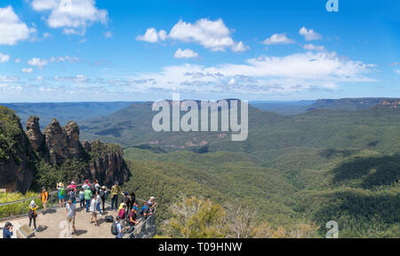 Vista sulle montagne blu da tre sorelle Lookout a Echo Point, Katoomba, Nuovo Galles del Sud, Australia Foto Stock