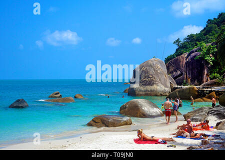 Le persone in spiaggia d'argento, azzuro Bay, Koh Samui, Golfo di Thailandia, Tailandia Foto Stock