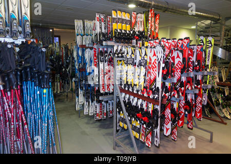 Attrezzatura da sci e accessori / sci per affitto / polo sciistico / poli  per il noleggio in francese Alpine resort di Francia. (104 Foto stock -  Alamy