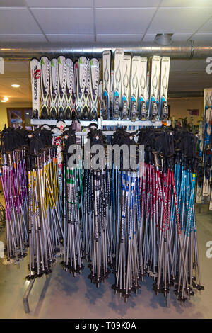 Attrezzatura da sci e accessori / sci per affitto / polo sciistico / poli per il noleggio in francese Alpine resort di Francia. (104) Foto Stock