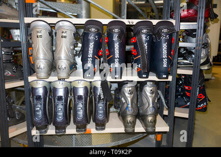 Scarponi da sci / boot / piedi indossare attrezzature e accessori / sci per affitto / noleggio francesi nella località alpina di Francia. (104) Foto Stock