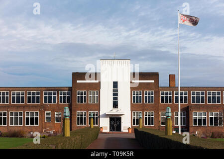 Davanti la facciata esterna del Lady Eleanor Holles scuola con battenti bandiera. Si tratta di un giorno indipendenti la scuola per ragazze in Hampton, Londra. (104) Foto Stock