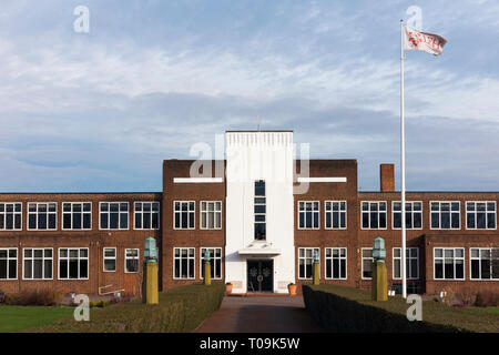 Davanti la facciata esterna del Lady Eleanor Holles scuola con battenti bandiera. Si tratta di un giorno indipendenti la scuola per ragazze in Hampton, Londra. (104) Foto Stock