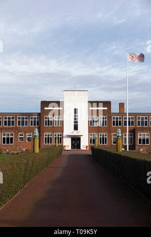 Davanti la facciata esterna del Lady Eleanor Holles scuola con battenti bandiera. Si tratta di un giorno indipendenti la scuola per ragazze in Hampton, Londra. (104) Foto Stock