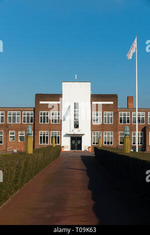 Davanti la facciata esterna del Lady Eleanor Holles scuola con battenti bandiera. Si tratta di un giorno indipendenti la scuola per ragazze in Hampton, Londra. (104) Foto Stock