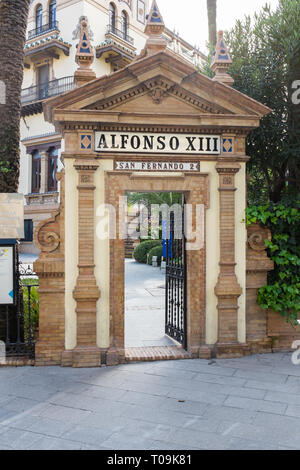Ingresso di Alfonso Xiii hotel in San Fernando, Siviglia, Spagna Foto Stock