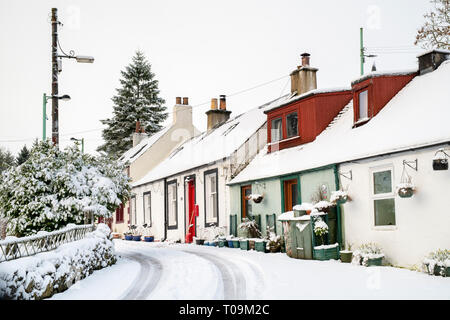 Fila di cottage. Villaggio Leadhills nelle prime ore del mattino la neve. Scotlands secondo villaggio più alto. South Lanarkshire, Scozia Foto Stock