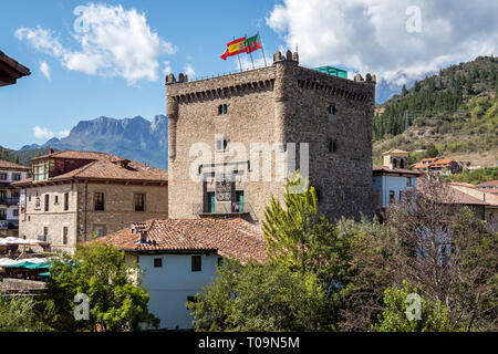 Torre del Infantado in Potes, Cantabria, Spagna. Foto Stock