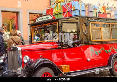 Kate G. Wohlfart bus nella parte anteriore del negozio di Natale a Rothenburg ob der Tauber, Germania Foto Stock