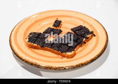 Crema di tartufo su crostini .tartufi neri Tuber Aestivum Vitt . Foto Stock