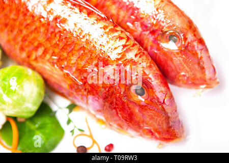 Due triglie e verdure su sfondo bianco Foto Stock