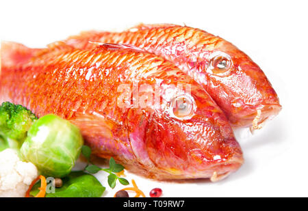 Due triglie e verdure su sfondo bianco Foto Stock