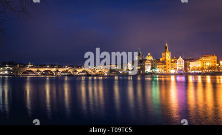 Ponte Carlo - Praga Città Vecchia Torre di acqua nel blu ora. Foto Stock