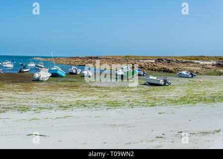 Barche di posa sulla terra asciutta come un risultato di bassa marea Foto Stock