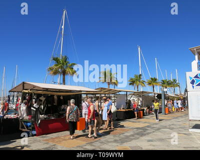 Il Mercoledì mattina mercato in Rubicone Marina è una destinazione popolare per i turisti a comprare artigianato locale da bancarelle e godetevi il sole invernale Foto Stock