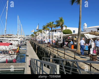 Il Mercoledì mattina mercato in Rubicone Marina è una destinazione popolare per i turisti a comprare artigianato locale da bancarelle e godetevi il sole invernale Foto Stock