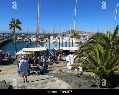 Il Mercoledì mattina mercato in Rubicone Marina è una destinazione popolare per i turisti a comprare artigianato locale da bancarelle e godetevi il sole invernale Foto Stock