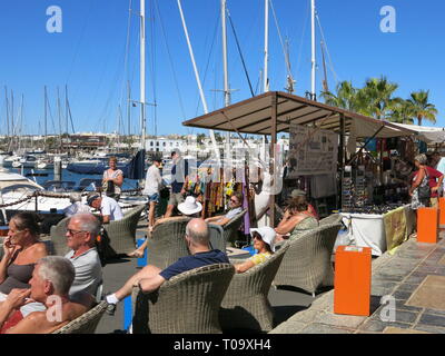 Il Mercoledì mattina mercato in Rubicone Marina è una destinazione popolare per i turisti a comprare artigianato locale da bancarelle e godetevi il sole invernale Foto Stock