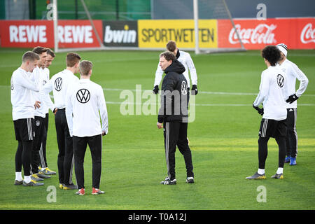 DFB assistant coach Marcus Sorg (Germania) (withte) parla al team. GES / Calcio / Nazionale: DFB-formazione, 17.03.2019 Calcio: la squadra nazionale di calcio tedesca, formazione pratica, Wolfsburg, Marzo 17, 2019 | Utilizzo di tutto il mondo Foto Stock