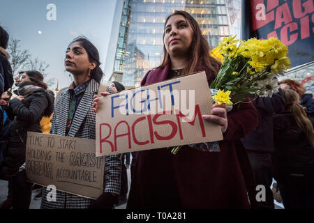 Londra, Regno Unito. Il 18 marzo, 2019. La veglia e la solidarietà demo con Christchurch NZ moschea vittime di attacco esterno News uffici nel Regno Unito. Anti-razzismo manifestanti si radunano in London Bridge di fronte agli uffici di News UK, il quartier generale di Rupert Murdoch's News Corp. I manifestanti sostengono che in corso gli attacchi contro le comunità musulmane in tutto il mondo non è casuale ma una conseguenza della crescente a destra-ala politica alimentato dai media globali di piattaforme quali News Pubblicazioni corp. Credito: Guy Corbishley/Alamy Live News Foto Stock