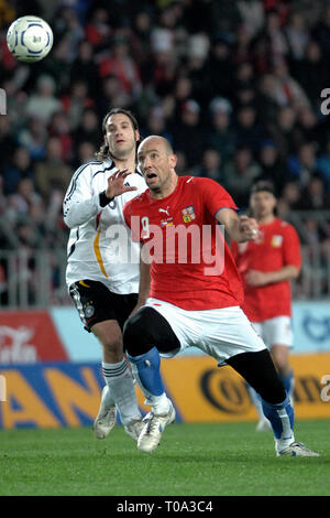 Marzo 24, 2007 - Praga, Repubblica Ceca - Euro 2008 GRUPPO D match di qualificazione tra Repubblica Ceca e Germania, 1:2, Toyota Arena di Praga, 24 marzo 2007, CZE. Torsten Frings (L) di Germania e Jan KOLLER (R) della Repubblica ceca in duello. Le altre squadre nel gruppo D sono l'Irlanda, la Slovacchia, Cipro, Galles e San Marino..Photo Slavek Ruta (credito Immagine: © Slavek Ruta/ZUMA filo) Foto Stock