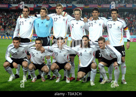 Marzo 24, 2007 - Praga, Repubblica Ceca - Euro 2008 GRUPPO D match di qualificazione tra Repubblica Ceca e Germania, 1:2, Toyota Arena di Praga, 24 marzo 2007, CZE. Foto del team della Germania. .Fino da sinistra: Christoph Metzelder, Jens LEHMANN, Petr Mertesacker, Marcell Jansen, Kevin Kuranyi, Michael Ballack..verso il basso da sinistra: Lukas Podolski, Philipp Lahm, Berd Schneider, Torsten Frings, Bastian SCHWEINSTEIGER. .Photo Slavek Ruta (credito Immagine: © Slavek Ruta/ZUMA filo) Foto Stock