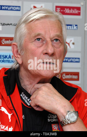 29 maggio 2007 - Jablonec nad Nisou, Repubblica Ceca - Czech National Soccer team allenatore Karel BrÃ¼ckner nella conferenza stampa ufficiale in Jablonec nad Nisou, Repubblica Ceca su Martedì 29 Maggio, 2007. Repubblica ceca Calcio team dovrà affrontare il Galles in Euro 2008 match di qualificazione su Juni 2th. Le altre squadre nel gruppo G: Germania, Cipro, San Marino, Slovacchia. Foto Slavek Ruta (credito Immagine: © Slavek Ruta/ZUMA filo) Foto Stock