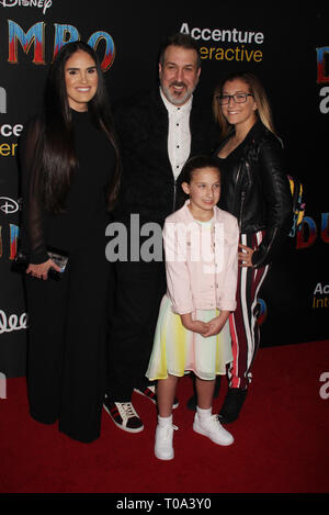 Izabel Araujo, Joey Fatone, Kloey Fatone, Briahna Fatone 03/11/2019 La Premiere mondiale di 'Dumbone" tenutasi presso l'El Capitan Theatre di Los Angeles, CA Foto: Cronos/Hollywood News Foto Stock