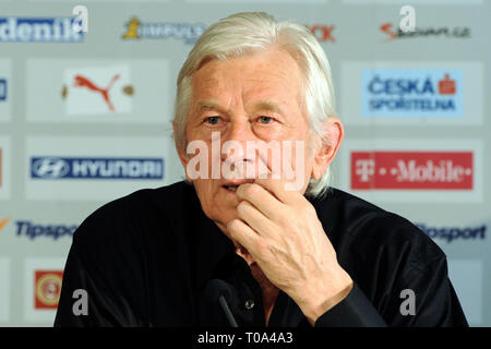 Praga, Repubblica Ceca. Xviii Mar, 2019. Karel BrÃ¼ckner (nato il 13 novembre 1939 in Olomouc) è l'attuale capo della squadra nazionale di calcio della Repubblica ceca, dal dicembre 2001. I suoi lati sono noti per la riproduzione di attraente, frenetica e tecniche di calcio. Nel campionato ceco era il pullman per SK Sigma Olomouc prima di diventare il lato nazionale allenatore.ha annunciato la sua intenzione di lasciare la sua posizione corrente alla fine di Euro 2008./PSPA/Slavek Ruta Credito: Slavek Ruta/ZUMA filo/Alamy Live News Foto Stock