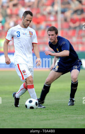 Praga, Repubblica Ceca. Il 30 maggio 2008. Partita amichevole repubblica ceca vs Scozia, 3:1, 30 maggio 2008, Praga, CZE. La Repubblica ceca è Jan Polak (L) combatte per una sfera con Gary Nysmith (R) dalla Scozia durante la loro cordiale soccer match in AXA arena, a Praga il 30 maggio 2008./PSPA/Slavek Ruta Credito: Slavek Ruta/ZUMA filo/Alamy Live News Foto Stock