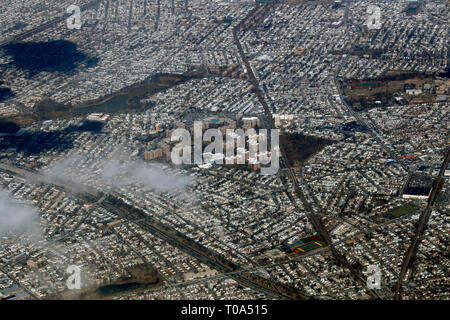 New York, Stati Uniti d'America. 16 Mar, 2019. Foto scattata il 16 marzo 2019 mostra una vista aerea del Queens Borough nella città di New York negli Stati Uniti. Credito: Li Muzi/Xinhua/Alamy Live News Foto Stock
