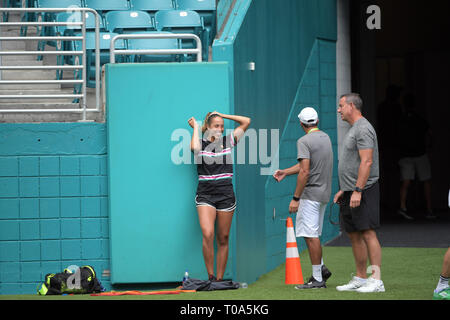 Giardini di Miami, Florida, Stati Uniti d'America. Xviii Mar 2019. sulla pratica corte prima di iniziare il Miami Open Tennis Tournament all'Hard Rock Stadium il 18 marzo 2019 nei giardini di Miami, Florida. Persone: Credito: tempeste Media Group/Alamy Live News Foto Stock