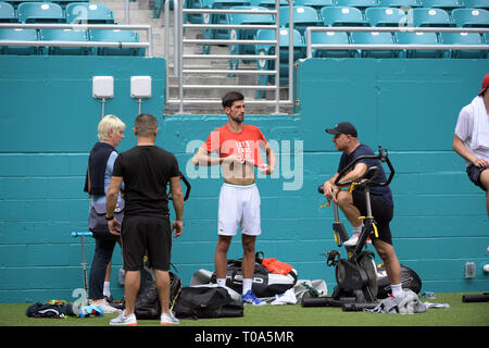 Giardini di Miami, Florida, Stati Uniti d'America. Xviii Mar 2019. sulla pratica corte prima di iniziare il Miami Open Tennis Tournament all'Hard Rock Stadium il 18 marzo 2019 nei giardini di Miami, Florida. Persone: Credito: tempeste Media Group/Alamy Live News Foto Stock