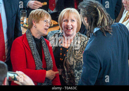 Cardiff, Regno Unito. Xviii Mar, 2019. Il Galles della nazionale di rugby che ha vinto entrambi i Sei Nazioni e il Grand Slam sono accolti per il National Assembly for Wales Senedd edificio in Cardiff Bay oggi per un ricevimento all'interno prima della celebrazione pubblica evento esterno. Welsh Assembly conservatore gli stati e il Commissario Suzy Davies (medio) chat a Josh Navidi. Credito: Phil Rees/Alamy Live News Foto Stock