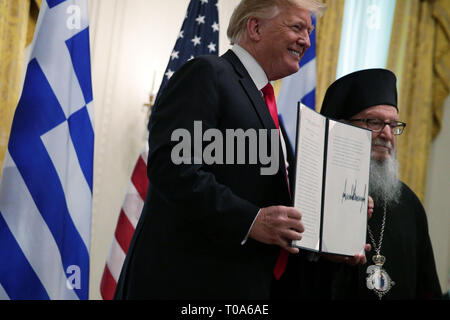 Washington, DC, Stati Uniti d'America. Xviii Mar, 2019. Il Presidente degli Stati Uniti, Trump e l Arcivescovo Demetrios, Geron dell America, partecipare a un greco Independence Day celebrazione presso la Sala Est della Casa Bianca Marzo 18, 2019 a Washington, DC, Stati Uniti d'America. Credito: Alex Wong/Piscina via CNP | Utilizzo di credito in tutto il mondo: dpa/Alamy Live News Foto Stock