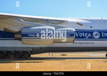 Adelaide Australia. Xix Marzo 2019. Uno dei più grandi del mondo di aerei Antonov Volga-Dnepr un-124 Air Charter Airlines è atterrato all aeroporto di Adelaide. Il Russo Volga-Dnepr Airlines cargo aereo è 68.96m di lunghezza e ha un'apertura alare di 73.3m e può trasportare 230.000 kg di marcia e vola a 800km/h. Credito: amer ghazzal/Alamy Live News Foto Stock