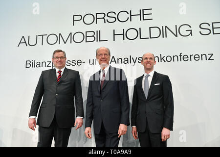 Stoccarda, Deutschland. Xix Mar, 2019. Hans Dieter POETSCH (withte, Chief Executive Officer, CEO), re: Philipp von Hagen (CFO, Chief Financial Officer), sinistra: Manfred DOESS (membro dell' ufficio legale e gestione della conformità). Conferenza stampa annuale del Porsche Automobil Holding SE su 19.03.2019 a Stoccarda. | Utilizzo di credito in tutto il mondo: dpa/Alamy Live News Foto Stock