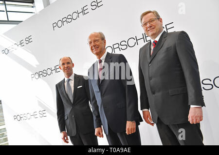 Stoccarda, Deutschland. Xix Mar, 2019. Hans Dieter POETSCH (withte, Chief Executive Officer, CEO), sinistra: Philipp von Hagen (CFO, Chief Financial Officer), destra: Manfred DOESS (membro dell' ufficio legale e gestione della conformità). Conferenza stampa annuale del Porsche Automobil Holding SE su 19.03.2019 a Stoccarda. | Utilizzo di credito in tutto il mondo: dpa/Alamy Live News Foto Stock