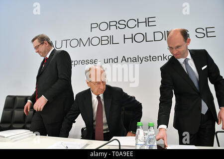 Stoccarda, Deutschland. Xix Mar, 2019. Hans Dieter POETSCH (withte, Chief Executive Officer, CEO), re: Philipp von Hagen (CFO, Chief Financial Officer), sinistra: Manfred DOESS (membro dell' ufficio legale e gestione della conformità). Conferenza stampa annuale del Porsche Automobil Holding SE su 19.03.2019 a Stoccarda. | Utilizzo di credito in tutto il mondo: dpa/Alamy Live News Foto Stock