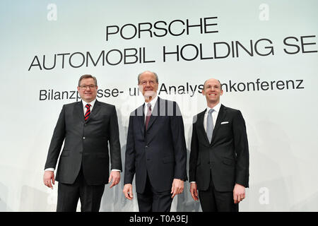Stoccarda, Deutschland. Xix Mar, 2019. Hans Dieter POETSCH (withte, Chief Executive Officer, CEO), re: Philipp von Hagen (CFO, Chief Financial Officer), sinistra: Manfred DOESS (membro dell' ufficio legale e gestione della conformità). Conferenza stampa annuale del Porsche Automobil Holding SE su 19.03.2019 a Stoccarda. | Utilizzo di credito in tutto il mondo: dpa/Alamy Live News Foto Stock
