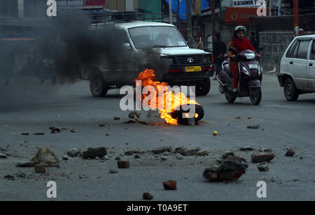 Srinagar Kashmir. 19 mar 2019. Manifestanti arrabbiati bruciare pneumatici sulla strada fuori dal Grande moschea durante una manifestazione di protesta contro la Rizwan Asad, morto in carcere. Rizwan Asad, un residente di Awantipore Pulwama, a sud di Srinagar. Un insegnante che è stato arrestato dalla polizia indiana e la nazionale agenzia investigativa (NIA) in connessione con un terrore. L'incidente ha scatenato le proteste in molte parti dello stato. Credito: sofi suhail/Alamy Live News Foto Stock