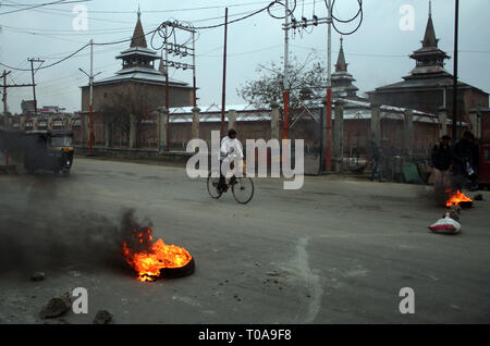 Srinagar Kashmir. 19 mar 2019. Manifestanti arrabbiati bruciare pneumatici sulla strada fuori dal Grande moschea durante una manifestazione di protesta contro la Rizwan Asad, morto in carcere. Rizwan Asad, un residente di Awantipore Pulwama, a sud di Srinagar. Un insegnante che è stato arrestato dalla polizia indiana e la nazionale agenzia investigativa (NIA) in connessione con un terrore. L'incidente ha scatenato le proteste in molte parti dello stato. Credito: sofi suhail/Alamy Live News Foto Stock