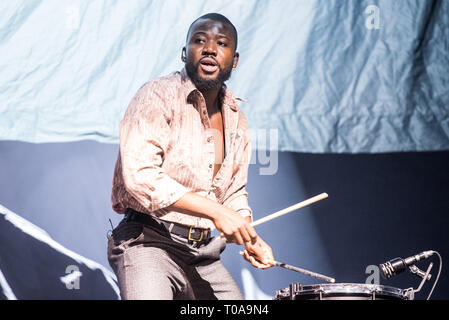 Torino, Italia. 19 mar 2019. Massaquoi Alloysious, cantante della band scozzese giovani padri, esecuzione dal vivo sul palco a Torino nella Pala Alpitour, apertura di 'alta come speranza " tour di Firenze e la macchina Credito: Alessandro Bosio Credito: Alessandro Bosio/Alamy Live News Foto Stock