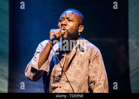 Torino, Italia. 19 mar 2019. Massaquoi Alloysious, cantante della band scozzese giovani padri, esecuzione dal vivo sul palco a Torino nella Pala Alpitour, apertura di 'alta come speranza " tour di Firenze e la macchina Credito: Alessandro Bosio Credito: Alessandro Bosio/Alamy Live News Foto Stock